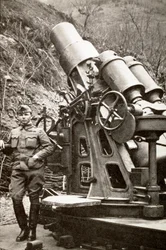 Erster Weltkrieg: Italienischer Soldat liegt in der Nähe eines Mörsers. 1917. Italien Fotografie