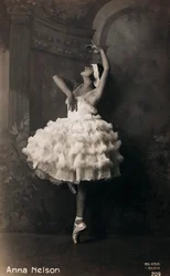 Porträt einer Ballerina, Postkarte; der Träger enthält die Angabe "Anna Nelson"