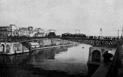 Taranto, Geschlossene Drehbrücke und Altstadt