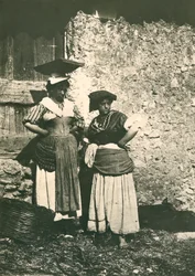 Zwei Bauern aus der römischen Landschaft in traditioneller Kleidung, Italien, ca. 1910