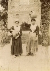 Zwei junge Frauen in traditioneller Kleidung mit Terrakottagefäßen am Brunnen, Marken, Italien, ca. 1910
