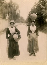 Zwei junge Frauen mit Terrakottagefäßen, Roccaraso, Abruzzen, Italien, ca. 1905