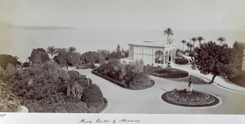 Blick auf einen der Gärten von Montecarlo, im Fürstentum Monaco. Im Zentrum des Gartens, mit Blick auf das Meer, ein Pavillon