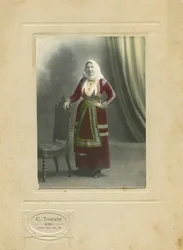 Frau in traditioneller Kleidung, Sardinien, Italien, Fotografie von Camillo Toncker, Rom, ca. 1910
