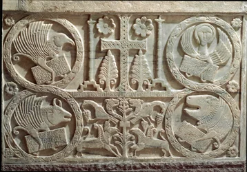 Detail von Stuck mit Symbolen der vier Evangelisten (Tetramorph): der Engel für den Heiligen Matthäus, der Löwe für den Heiligen Markus, der Stier für den Heiligen Lukas und der Adler für den Heiligen Johannes. 730-740 Cividale, Battistero di San Callisto