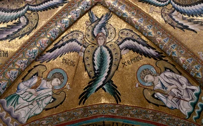 Detail eines Engels aus dem Gewölbe der Apsis (Mosaik)