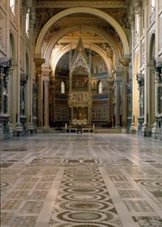 Gotische Kunst: Blick auf den päpstlichen Altar über dem Tabernakel, hergestellt von Giovanni di Stefano um 1367, verziert mit zwölf Tafeln, die mit Fresken von Barna da Siena (14. Jahrhundert) dekoriert sind. 1367-1368. Basilika St. Johannes im Lateran (S