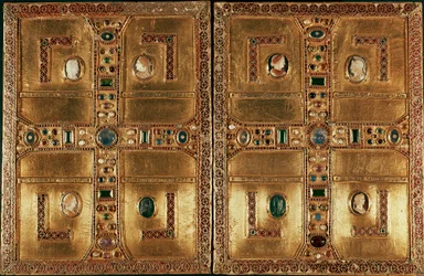 Lombardische Kunst: Evangelium der lombardischen Prinzessin Theodelinde von Bayern (6. Jahrhundert). Es ist mit Goldplatten bedeckt, die mit Emaille und Edelsteinen verziert sind und ein lateinisches Kreuz bilden. 603. Basilika San Giovanni Battista a Monz