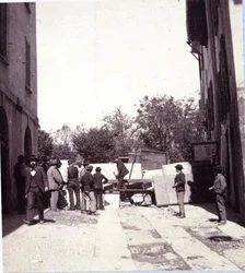 Männer errichten Barrikaden an der Porta Garibaldi während der Unruhen in Mailand, 6.-9. Mai 1898