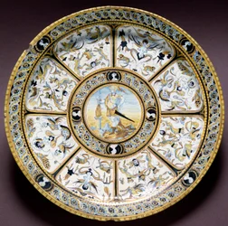 Darstellung des römischen Helden Scaevola (Muzio Scevola). Keramikteller, hergestellt in Urbino, Italien. Um 1590. Museo Nazionale del Bargello, Florenz