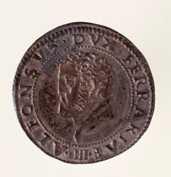 Silbermünze (Testone) aus Ferrara: Regierungszeit von Herzog Alfonso II. d’Este (1559-1597). Durchmesser 2,7 cm. Rom, Museo Nazionale delle Terme