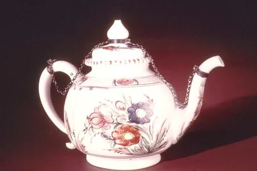 Teekanne mit emailliertem Blumendesign, möglicherweise venezianisch, ca. 1750