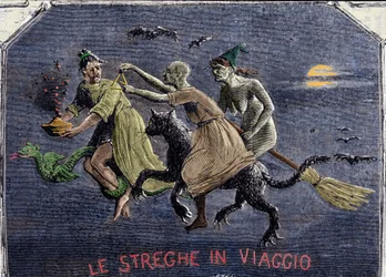 Die Hexen auf dem Weg zum Sabbat: Eine sitzt auf einer schwarzen Katze, eine andere auf einem Besen, und die dritte trägt auf einem Drachen ein Elixier. Stich.