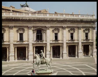 Ansicht des Palazzo Nuovo und der Reiterstatue von Marcus Aurelius (121-180 n. Chr.)
