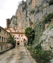 Ansicht des Hofes des „Corvi“ (Krähen), Kloster St. Benedetto (Sacro Speco) aus dem 12. Jahrhundert, Subiaco (Rom), Italien