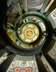 Ansicht der steinernen Wendeltreppe, die zur Decke hinaufblickt, entworfen von Jacopo Vignola (1505-73) und seinen Nachfolgern, 1557-83