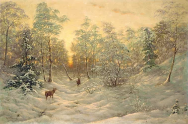 Hirsche in einer verschneiten Landschaft bei Dämmerung