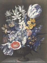 Urne mit Blumen auf einem Marmortisch