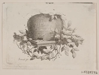 Eine Platte mit einem Bienenstock, umwunden mit Rosenlaub