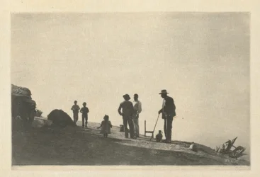 Gruppe auf einer Hügelstraße - Granada