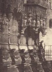 Chorstühle und Kanzel in der Kathedrale von Barcelona