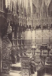 Chorstühle in der Kathedrale von Barcelona