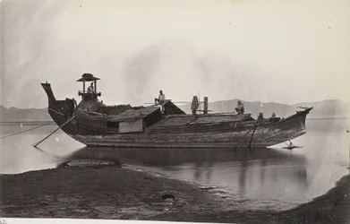 Breitseitenansicht eines am Ufer des Irrawaddy vertäuten Laung-Zat- oder Reisbootes