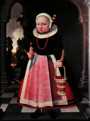 Porträt eines kleinen Mädchens, das eine Puppe und einen Korb hält