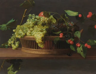 Ein Korb mit Trauben und Himbeeren auf einem Sims