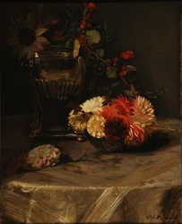 Dahlien und Kapuzinerkresse in der silbernen Urne