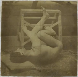 Studie eines männlichen Aktmodells, liegend mit Beinen gegen eine Stufe gestreckt, im Atelier von Jacques de Lalaing