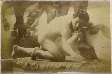 Studie eines männlichen Aktmodells, liegend auf dem Boden und ringend mit einer Gliederpuppe, im Atelier von Jacques de Lalaing