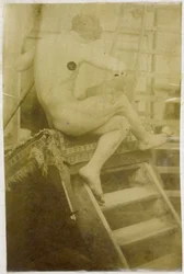 Studie eines männlichen Aktmodells, von hinten gesehen und auf einer Treppe im Atelier von Jacques de Lalaing sitzend