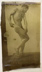 Studie eines männlichen Aktmodells, stehend und leicht gebeugt von vorne gesehen, im Atelier von Jacques de Lalaing