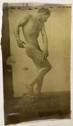 Studie eines männlichen Aktmodells, stehend und von der Seite gesehen, im Atelier von Jacques de Lalaing