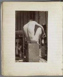 Studie eines männlichen Aktmodells, sitzend und von hinten gesehen, im Atelier von Jacques de Lalaing