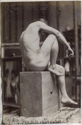 Studie eines männlichen Aktmodells, sitzend und von der Seite gesehen, im Atelier von Jacques de Lalaing
