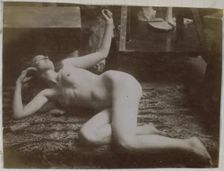 Studie eines weiblichen Aktmodells, liegend auf einem Tigerfell, im Atelier von Jacques de Lalaing