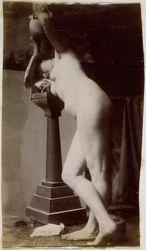 Studie eines weiblichen Aktmodells, schräg von vorne gesehen, im Atelier von Jacques de Lalaing, Vorstudie für einen kreisförmigen Brunnen