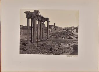 Gesamtansicht des Forum Romanum vom Kapitol aus; im Vordergrund die acht Säulen des Saturntempels, im Hintergrund das Kolosseum