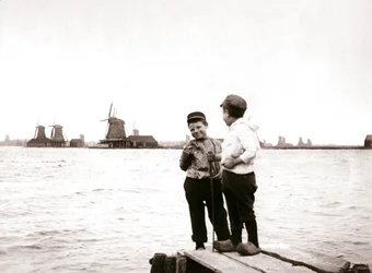 Jungen an einem Kanal, Laandam, Niederlande, 1898