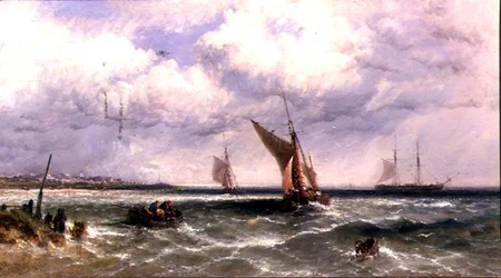 Fischerboote kommen an Land mit einem Zweimaster vor Anker dahinter