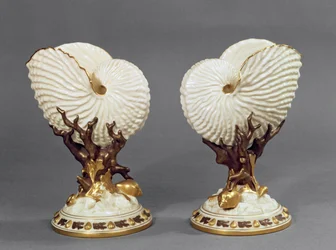 Paar Worcester-Vasen in Form von Nautilusmuscheln, 1880