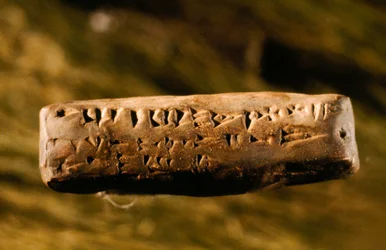 Eine Miniaturtafel trägt das kyrillische Alphabet. Damaskus, Syrien