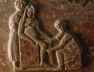 Ein Relief aus dem Grab eines römischen Ehepaares zeigt eine gebärende Frau. Museo A...