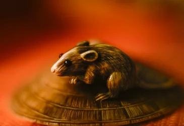 Antike japanische Elfenbein-Netsuke-Miniaturskulptur einer Ratte
