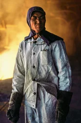 Chinesischer Stahlarbeiter in Schutzkleidung in einem Stahlwerk in China