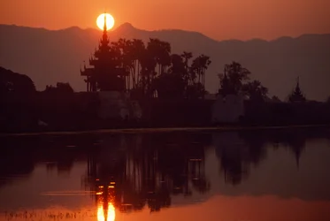 Sonnenuntergang am Kywe Sun Wharf. KYWE SUN WHARF, MANDALAY, BURMA