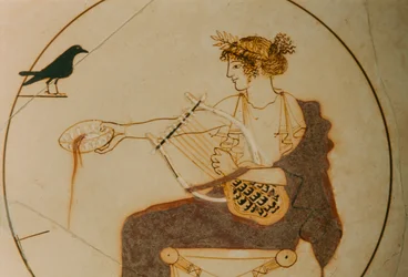 Weißgrundige Kylix mit Darstellung von Apollo. Der Gott sitzt auf...