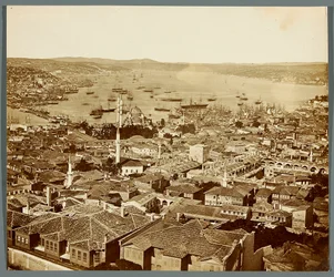 „Der Bosporus“ [Istanbul. Panorama der Stadt - Blick in Richtung der Meerenge des Bosporus]